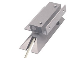 ALARMTECH OPBOUW MAGNEETCONTACT ALU  VLOERMONTAGE  INGEBOUWDE WEERSTANDEN 2K2/2K2  WERKINGSAFSTAND 42MM  AFMETINGEN CONTACT  104X40X15MM  MAGNEET  74X25X15MM  KABELLENGTE 6M.