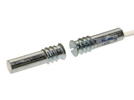 ALARMTECH INBOUW MAGNEETCONTACT METAAL MET SCHROEFDRAAD VOOR GEBRUIK IN HOUTEN RAMEN / DEUREN  INGEBOUWDE WEERSTANDEN 2K2/2K2  WERKINGSAFSTAND 27MM  DIAMETER  /- 9MM  KABELLENGTE 2M  WIT VOOR HOUT EN PVC