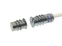 ALARMTECH COMPACT INBOUW MAGNEETCONTACT ALU  INGEBOUWDE WEERSTANDEN 2K2/2K2  PARALLEL/SERIE   WERKINGSAFSTAND 19MM  DIAMETER  /- 9MM  KABELLENGTE 2M  VOOR HOUT EN PVC MET ACCESSOIRES OOK OPBOUW.